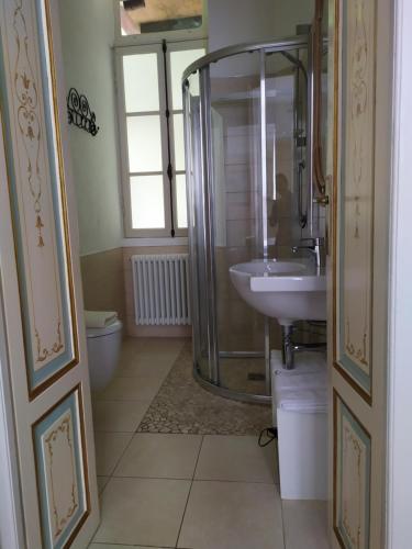 a bathroom with a shower and a sink at B&B Il Balcone sul Lago in Brunate