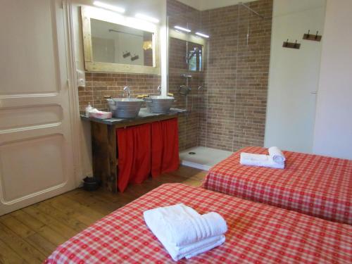 a bathroom with two twin beds and a sink at Le domaine des 3 marmottes Chambres d' hôtes in Cierp