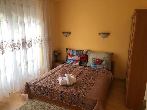 Postel nebo postele na pokoji v ubytování Rubint Apartman