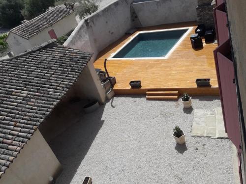 an overhead view of a swimming pool on a roof at Le Temps d'un Rêve in Mazan