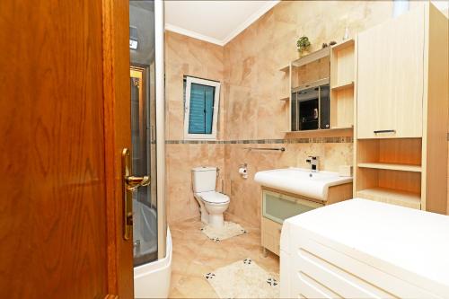 łazienka z toaletą i umywalką w obiekcie Apartments Jovanovic w Kotorze