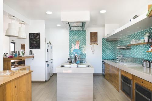 Dapur atau dapur kecil di Good Feeling Hostel & Guest House