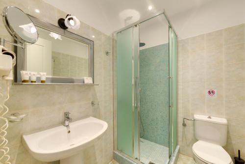Ένα μπάνιο στο Hotel Mathios