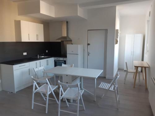uma cozinha com uma mesa e cadeiras numa cozinha em Guibert 17 F2 47 m2 Caudebec étage 1 SWEET HOME em Caudebec-lès-Elbeuf