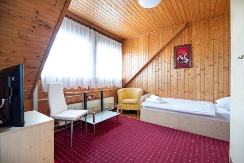 um quarto com uma cama e uma televisão num quarto em Rooms Tereza em Bled