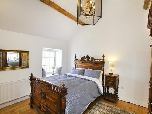Un pat sau paturi într-o cameră la Tri Raglan Mawr