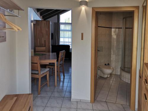 uma cozinha e sala de jantar com uma mesa e um WC em 1-Zimmer-Ferienwohnung em Plau am See