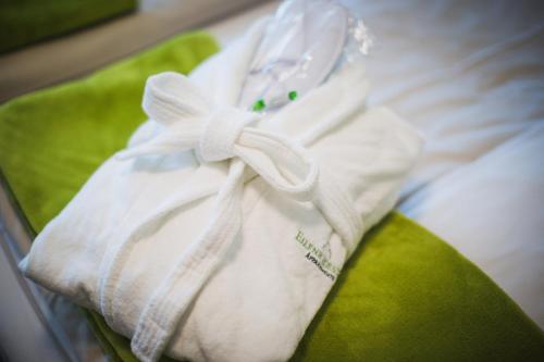 ein weißes Handtuch mit einem Bogen auf dem Bett in der Unterkunft Eilenriedestift Appartements in Hannover