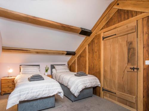 Postel nebo postele na pokoji v ubytování Tyn Llwyn Cornel