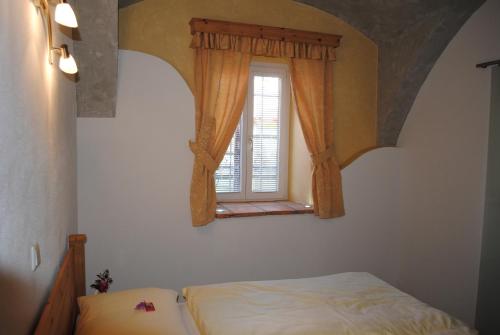 a bedroom with a bed and a window at Gartler's Appartements in Kalsdorf bei Graz