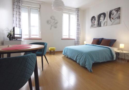 Un dormitorio con una cama y una mesa y un comedor. en " Le Carla " Fécamp Bord de mer, en Fécamp