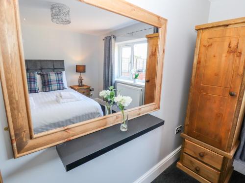 Un pat sau paturi într-o cameră la Clwyd Cottage