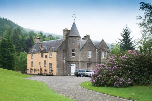 ein altes Haus mit einem davor geparkt in der Unterkunft Leny Estate in Callander