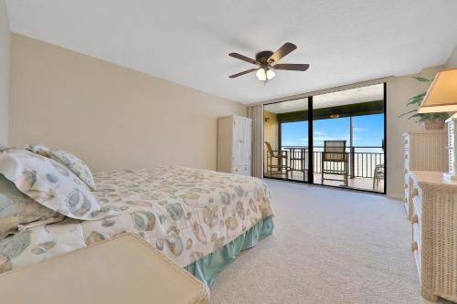 Ένα ή περισσότερα κρεβάτια σε δωμάτιο στο Spacious oceanfront condo with shared pool and tennis courts