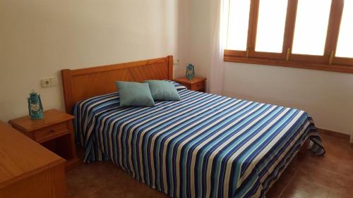 una camera con un letto con due cuscini sopra di Can Tauet de ses Roques a Playa Migjorn