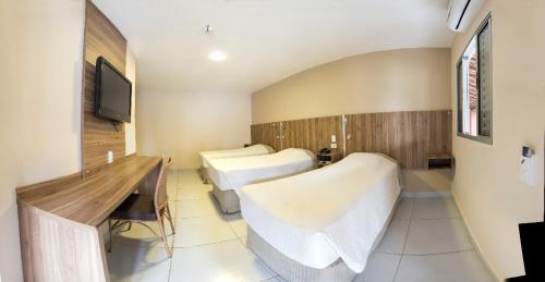 En eller flere senge i et værelse på Primar Plaza Hotel