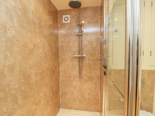 eine Dusche mit Glastür im Badezimmer in der Unterkunft The Cottage at Manor Farm in York