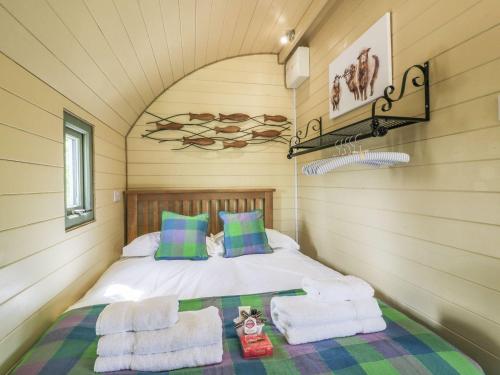um quarto com uma cama com toalhas em The Lamb Shack em Bodmin