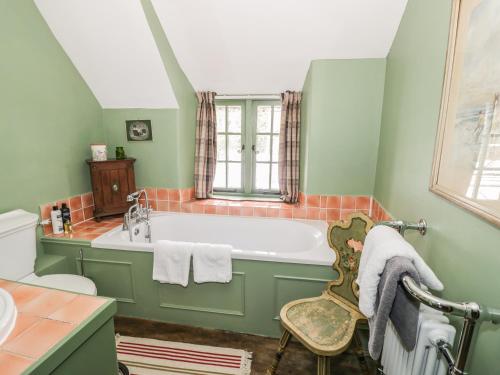 Ett badrum på Fountain View Cottage