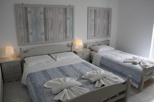 Kalypso Apartments tesisinde bir odada yatak veya yataklar