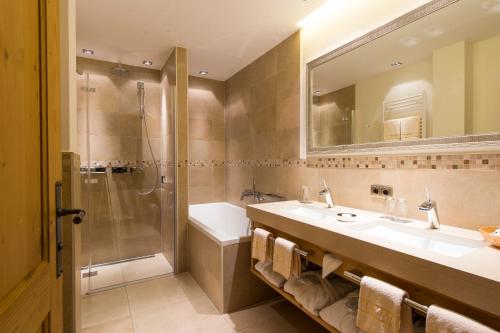 W łazience znajduje się umywalka i prysznic. w obiekcie Chalet Anna Maria w Lech am Arlberg