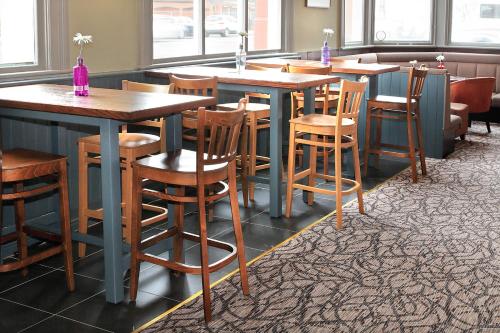 A restaurant or other place to eat at The Marine Hotel 