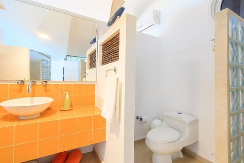 a bathroom with a toilet and a sink at Kohsamui Casa Hotel Del Mar in Cartagena de Indias