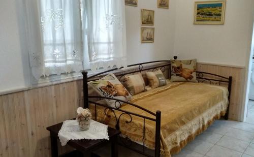 um quarto com uma cama e uma mesa em Polianthi Seaside House em Marathos