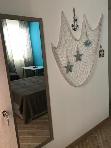 lustro z hamakiem wiszącym na ścianie w obiekcie B&B Stella del Mare w mieście Lampedusa