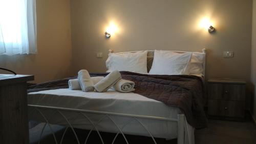a bedroom with a bed with towels on it at Casa De Rosa Apartments & Studios in Svoronata