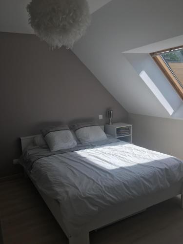 A bed or beds in a room at Loue maison pour les 24h du Mans
