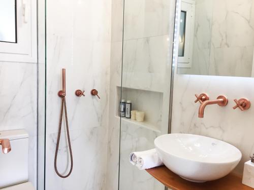 Ένα μπάνιο στο Loukia Studios & Suites