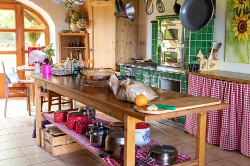 een keuken met een houten tafel in een keuken bij Country House Zunko in Jelovec