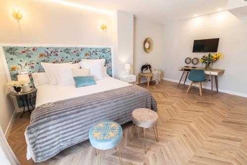 a bedroom with a large bed and a desk at La Bodega de Quintín in Villarejo de Salvanés