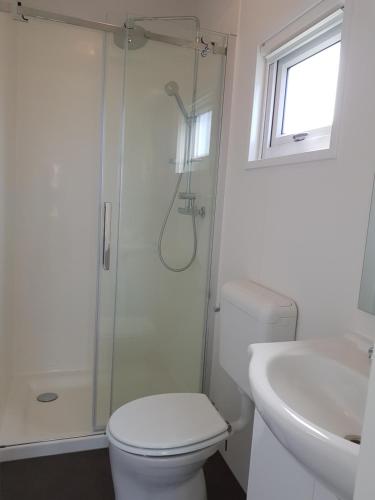 ein Bad mit einer Dusche, einem WC und einem Waschbecken in der Unterkunft Chalet 15 (Resort Venetië) in Giethoorn
