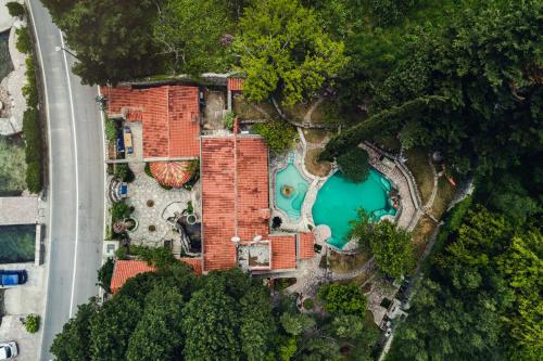 Cette chambre offre une vue sur une maison dotée d'une piscine. dans l'établissement Villa Old Mill, à Herceg-Novi