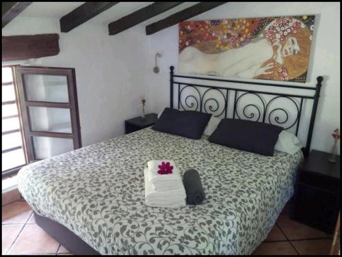 a bedroom with a bed with a flower on it at Casa Biax jardín y terraza privada junto al mar in Ea