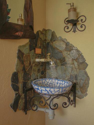 a stone wall with a sink in a bathroom at Casa Encuentro Ecolodge, Outdoor Gym and Yoga in Guatapé