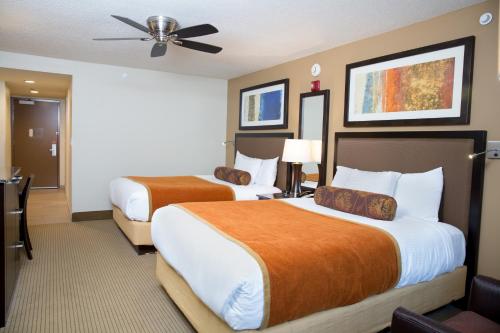 Een bed of bedden in een kamer bij Isle of Capri Casino Hotel Boonville