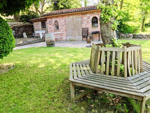 a wooden bench sitting in a yard next to a tree at Altstadt Apartments Verden in Verden