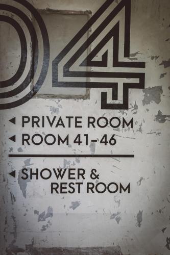 a sign for a private room shower and rest room at Yanbaru Hostel in Kunigami
