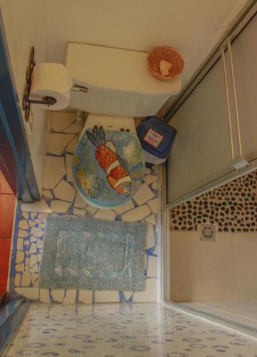 a bathroom with a toilet with a plate on it at Casa Encuentro Ecolodge, Outdoor Gym and Yoga in Guatapé