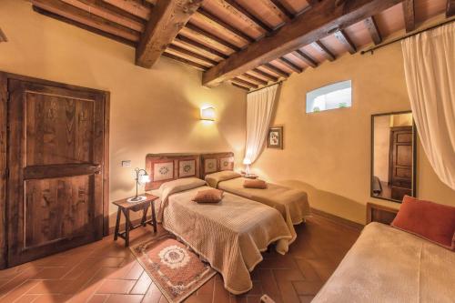 1 dormitorio con 2 camas y sofá en Holiday home in Antique Hamlet quoted in Dantes poem inferno, en Meleto