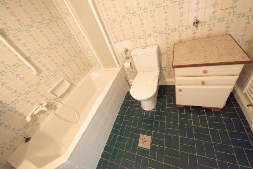 La salle de bains est pourvue de toilettes, d'un lavabo et d'une baignoire. dans l'établissement BARBARA RESIDENZ - APARTMENT CALLA, à Eisenerz