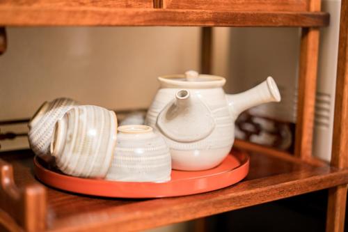 a shelf with vases and other items on it at Bunkyo-ku Hakusan House in Tokyo