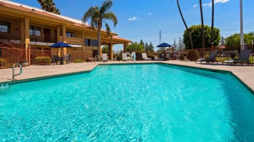 a swimming pool in front of a hotel at Best Western Apricot Inn in Chaney Ranch