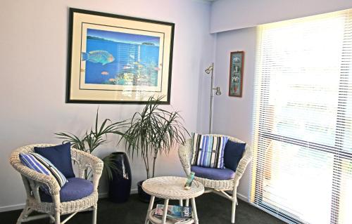 a living room with two chairs and a table at Twin Waters Lodge in Collingwood