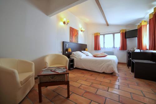 Postel nebo postele na pokoji v ubytování Hôtel Le Mas des Ecureuils