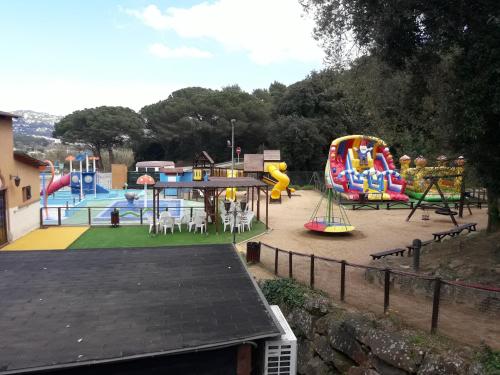 um playground com um monte de diferentes tipos de slides em LA VILLA DEL PARAISO em Vidreres