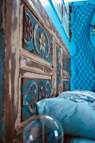 a bed with a wooden head board in a room at HemDem Alçıtepe in Canakkale
